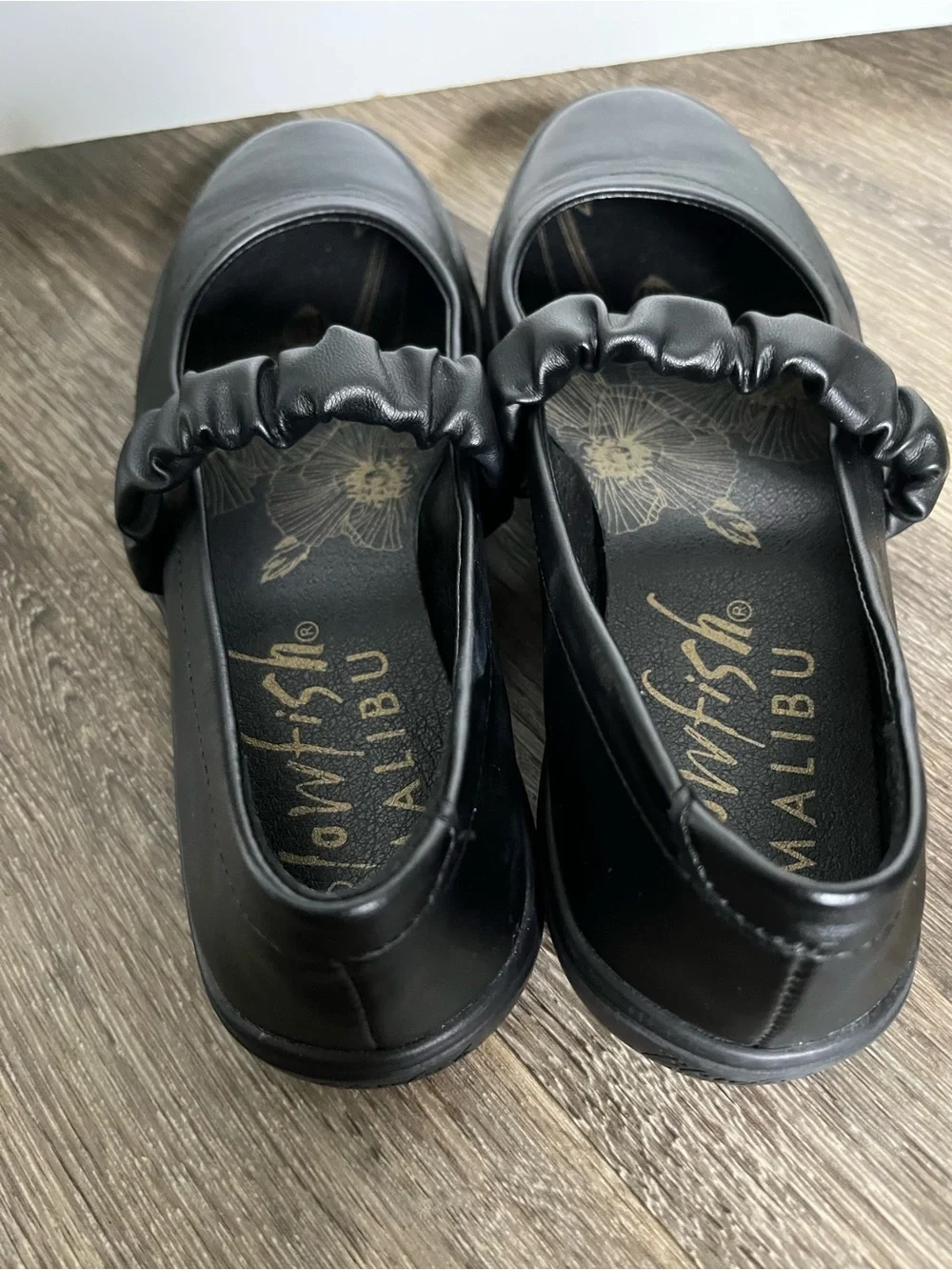 Blowfish MALIBU Black Ruched Strap Flats 7M excellent preowned condition